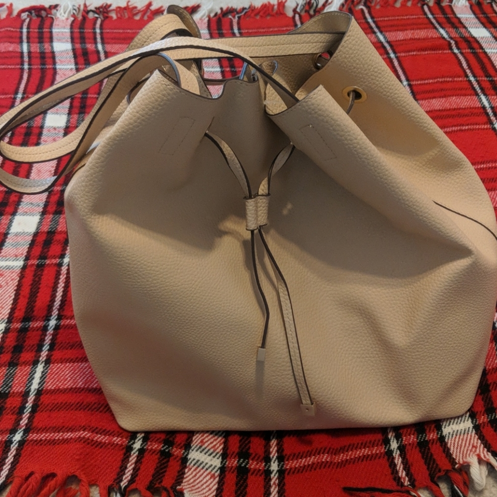 Medium/Large Light Tan Tote with Gold Accents(New)